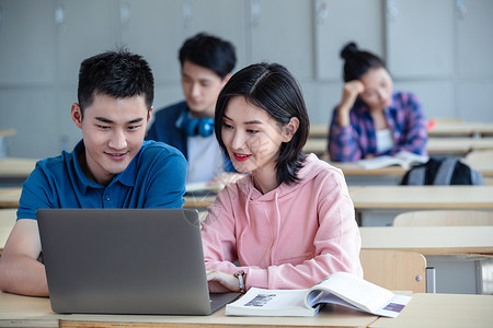 看书大学生在教室内上课学习图片