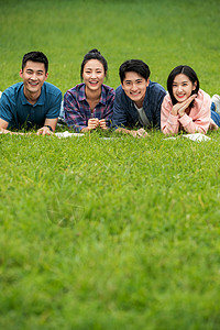 闺蜜20多岁青年文化快乐的大学生趴在草地上图片