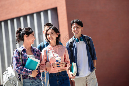 教学楼步行同学刚下课的大学生在校园里高清图片