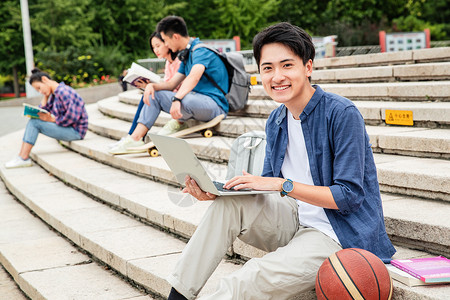 互联网校园亚洲人健康生活方式同学快乐的大学生坐在台阶上学习背景