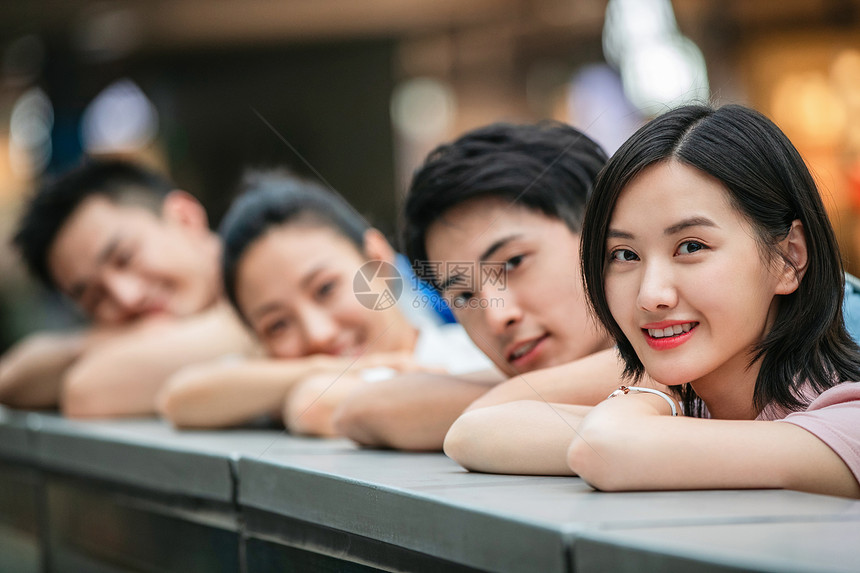 活力选择对焦青年女人快乐的大学生趴在台子上图片