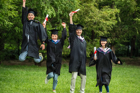 知识大学生穿着学士服庆祝毕业成人教育高清图片素材