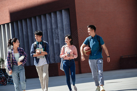 活力休闲装刚下课的大学生在校园里图片