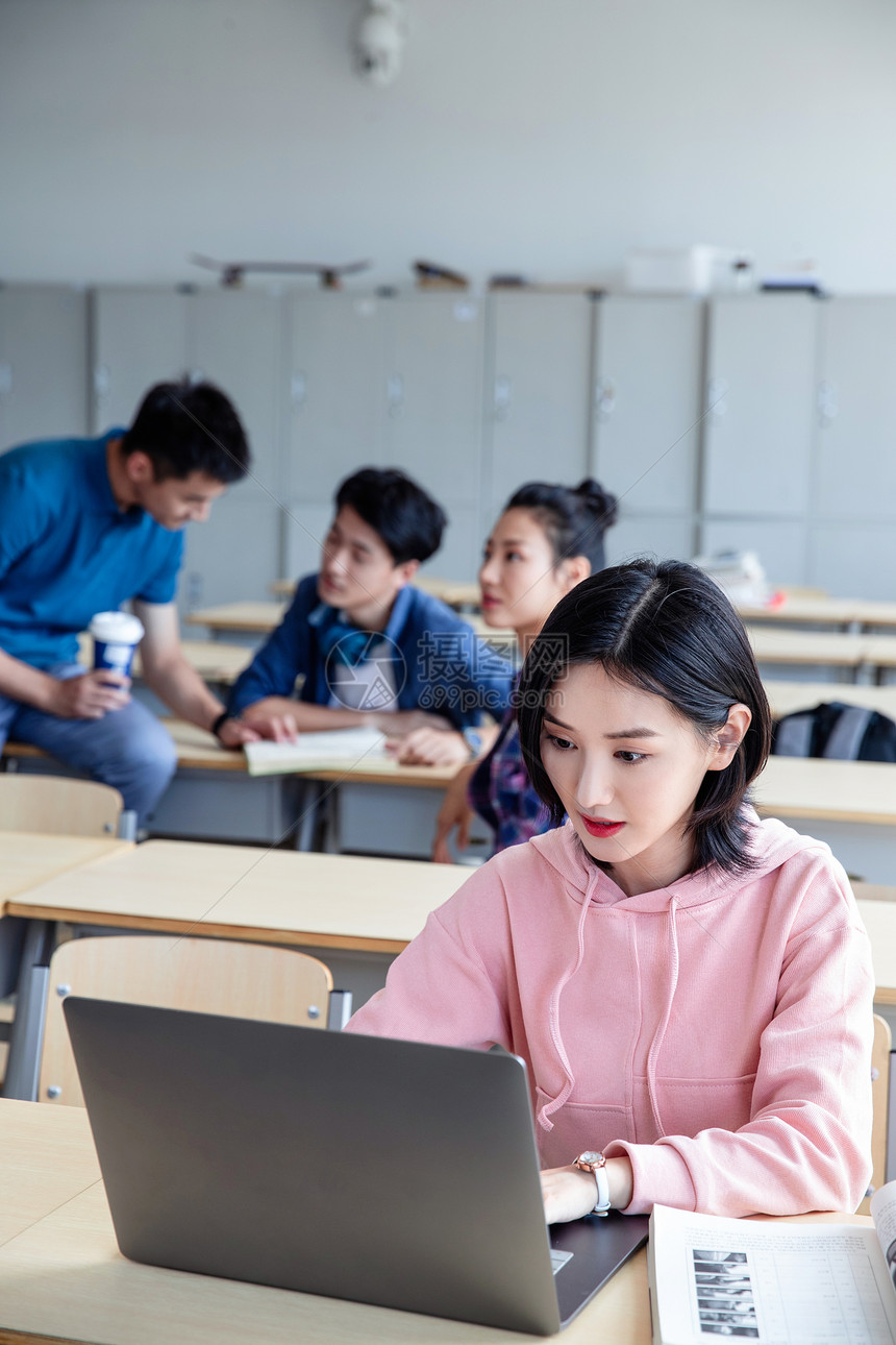 四个人沟通智慧大学生在教室内自习图片