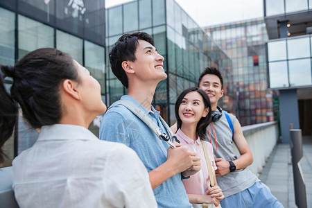 为梦想而户外快乐的大学生倚栏而站背景