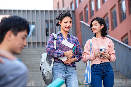 刚下课的大学生在校园里高清图片