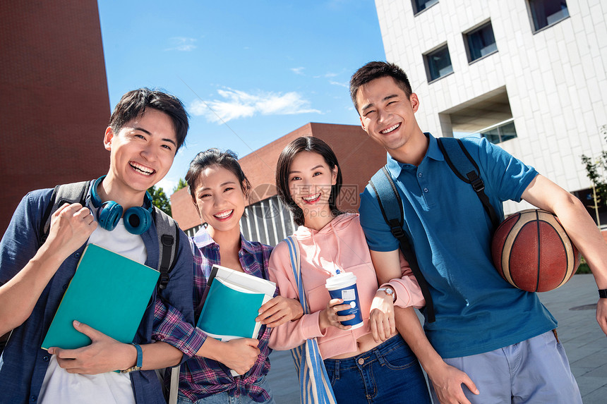 在校园里四个快乐的大学生挽在一起图片