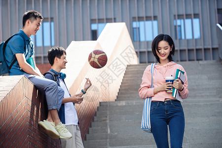 扔书的男孩刚下课的大学生在校园里背景