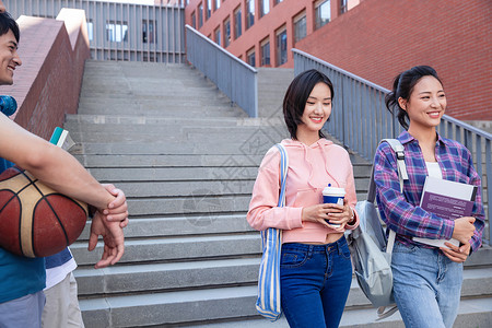 教学楼刚下课的大学生在校园里图片