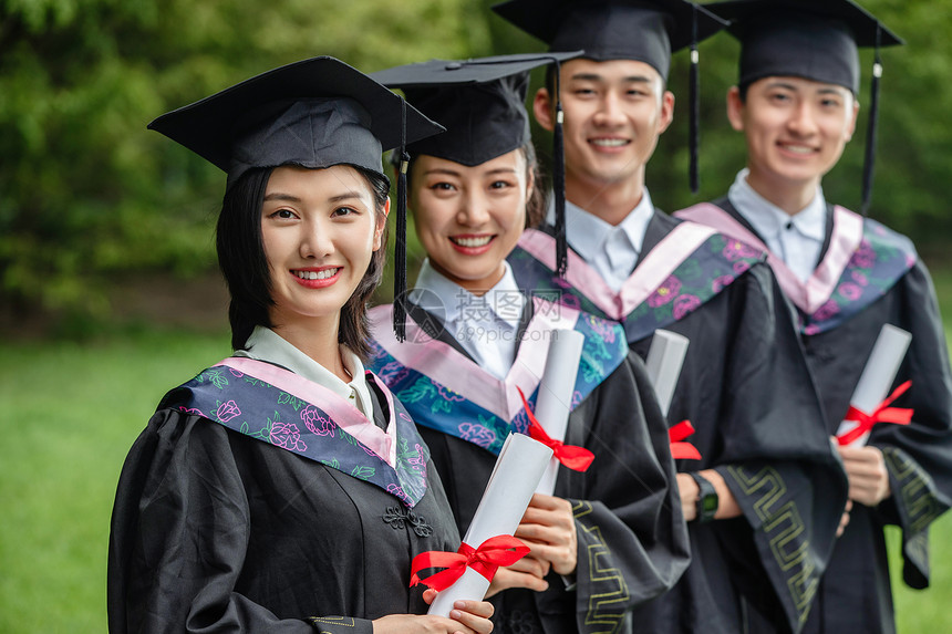 人生大事自信户外穿着学士服的大学生们图片