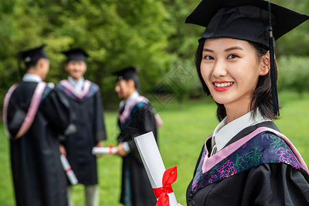 青年文化户外穿着学士服的大学生们庆祝高清图片素材