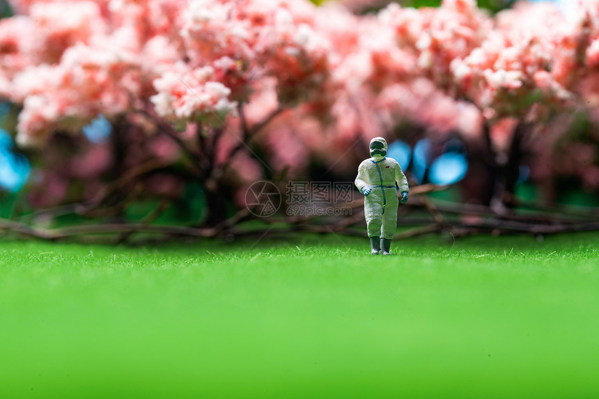 樱花树下的医护人员站在草地上图片