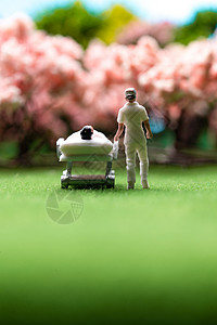 白色衣服粉人草地上护士陪着病人赏樱花背景