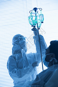 医务工作者照顾病床上的患者图片