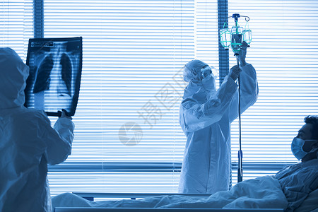 医生给患者查看X光片病床高清图片素材