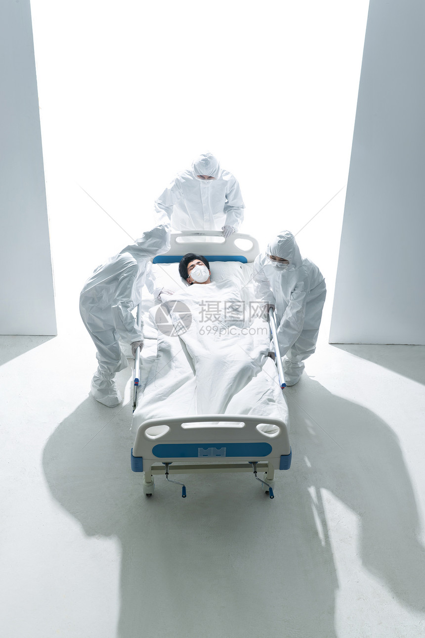 传染病预防医务工作者推着病床上的患者图片