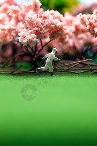 樱花树旁的医护人员奔跑的身影图片