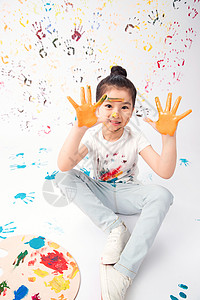 油漆手印涂料东方人东亚手上涂满颜料的小女孩背景