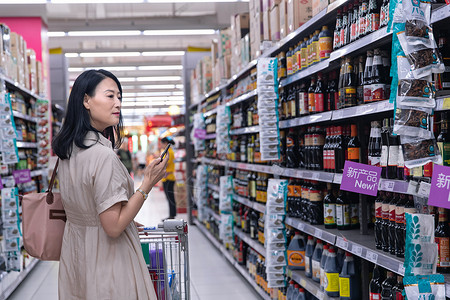 超市女中年女在超市购物背景