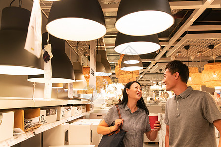 中年夫妇购买灯具城市生活高清图片素材