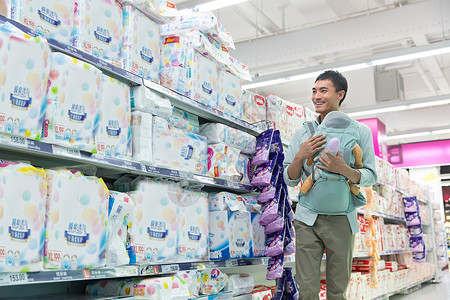 婴儿用品促销海报中年奶爸在超市购物背景