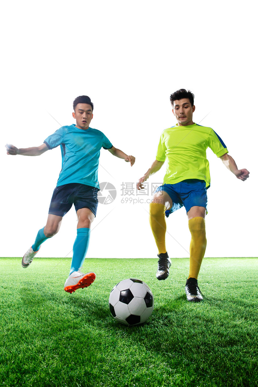 足球运动员在球场上踢球图片