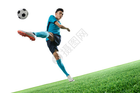 男跳跃男足球运动员踢球背景