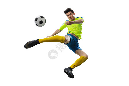 一名男足球运动员踢球图片