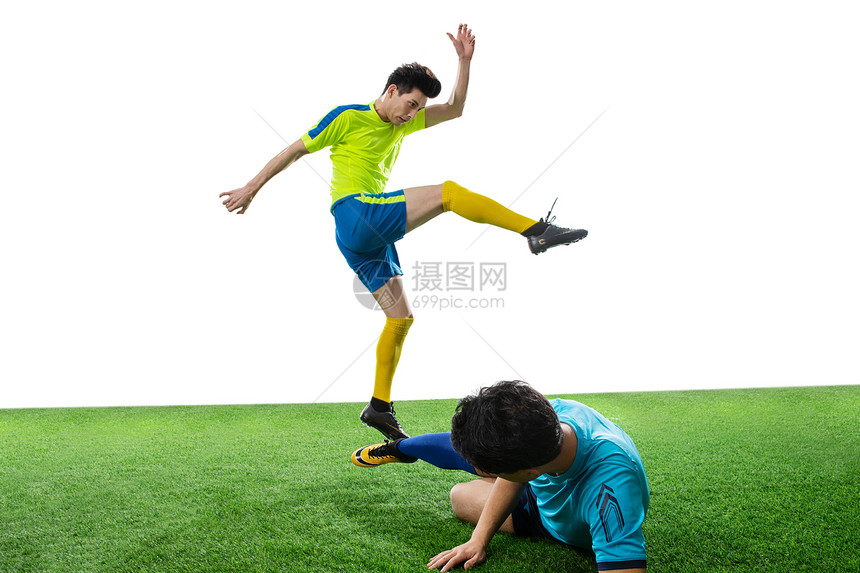 体育比赛全身像两名足球运动员踢球图片