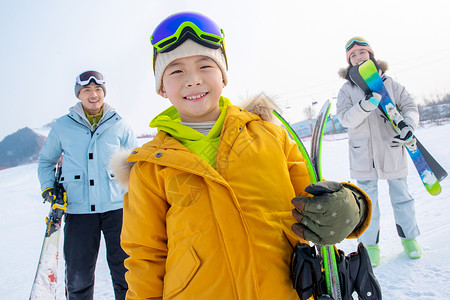 一家人自家到雪场滑雪滑雪运动高清图片素材