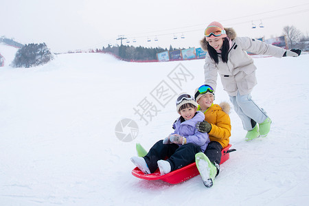 滑雪男孩女孩一家人自家到雪场滑雪背景