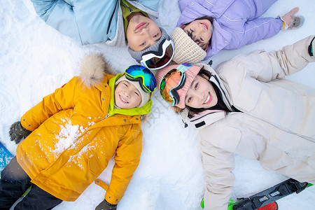 滑雪男孩女孩一家人自家到雪场滑雪背景