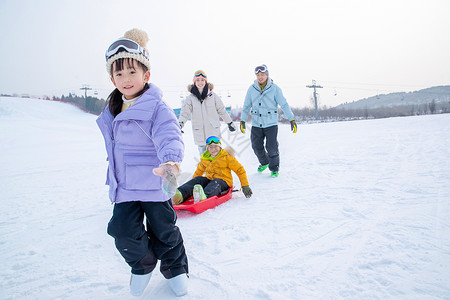 滑雪橇女孩一家人一起去滑雪场滑雪背景