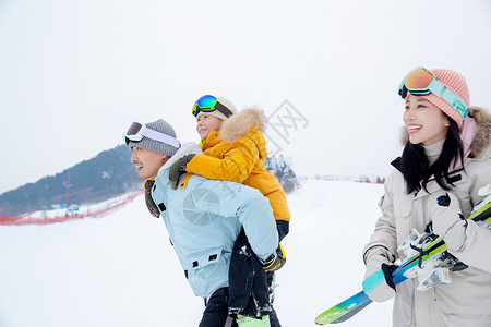 一家人一起去滑雪场滑雪亲情高清图片素材