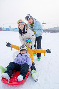 一家人一起去滑雪场滑雪冬天高清图片素材