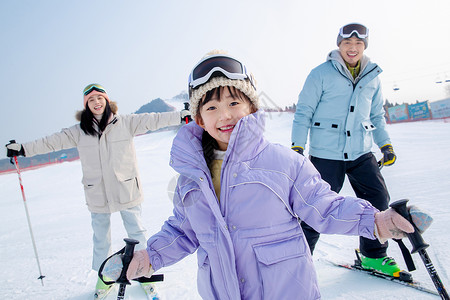 一家人一起去滑雪场滑雪站着高清图片素材