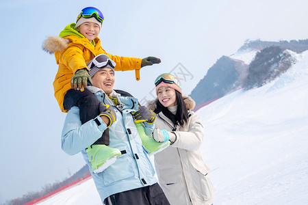 骑着玉兔的男孩一家人一起去滑雪场滑雪背景