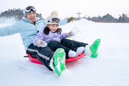 滑雪橇女孩一家人一起去滑雪场滑雪背景