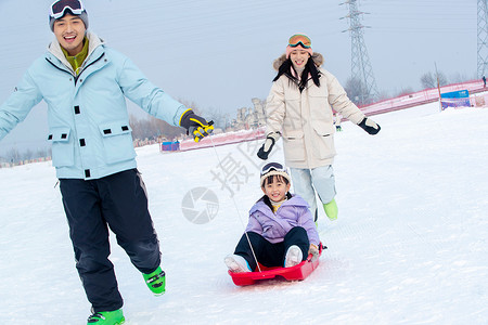 一家人一起去滑雪场滑雪健康生活方式高清图片素材