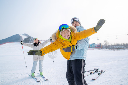 穿羽绒服男孩一家人一起去滑雪场滑雪背景