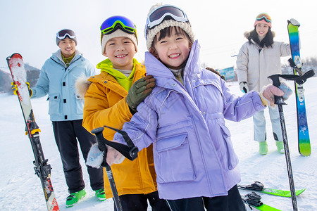 一家人一起去滑雪场滑雪女孩高清图片素材