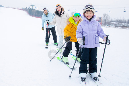 爱运动的女孩一家人一起去滑雪场滑雪背景