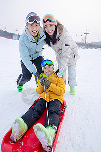 拉着绳子的男孩一家人一起去滑雪场滑雪背景