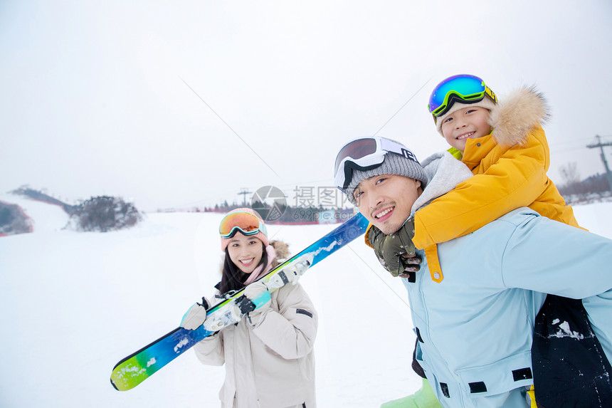 一家人一起去滑雪场滑雪图片