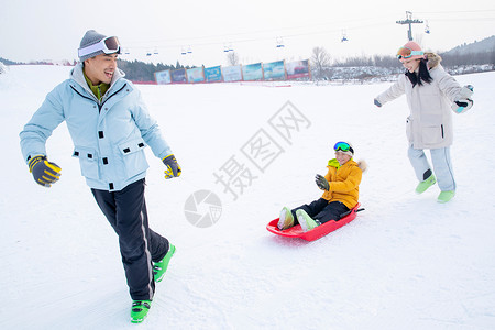 一家人一起去滑雪场滑雪童年高清图片素材