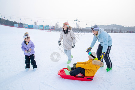 一家人一起去滑雪场滑雪雪上滑板高清图片素材