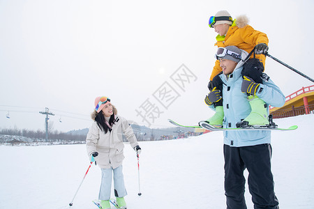 穿羽绒服男孩一家人一起去滑雪场滑雪背景