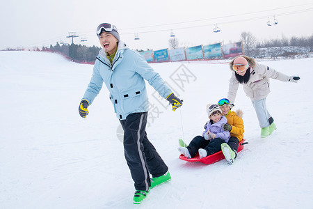 一家人一起去滑雪场滑雪相伴高清图片素材