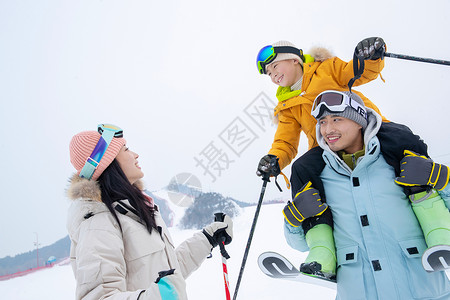 一家人一起去滑雪场滑雪双板高清图片素材