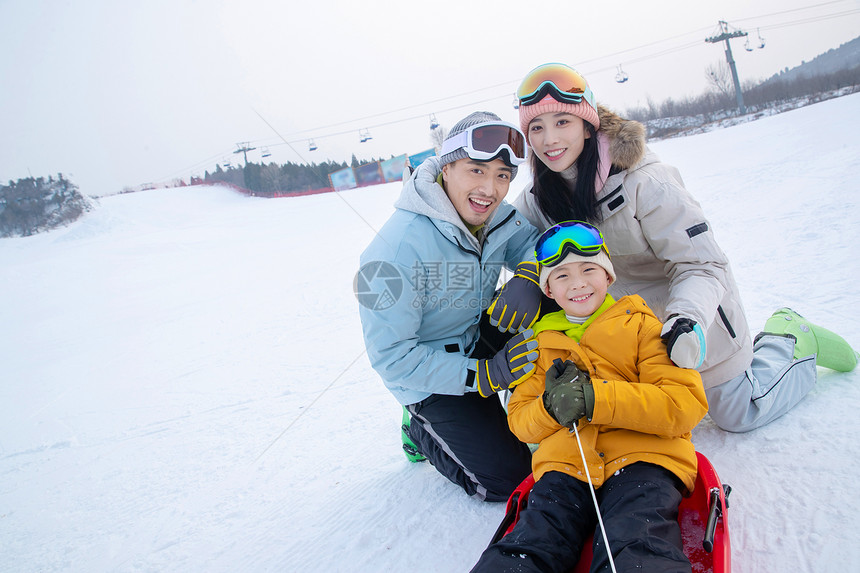 一家人到滑雪场滑雪运动